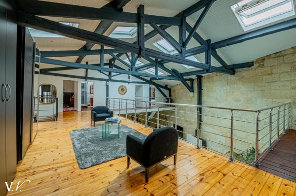 QUARTIER DES CHARTRONS - Maison de pierres "esprit loft"