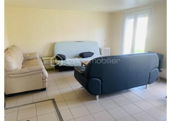 Située dans un environnement calme et agréable, à seulement 10 minutes de PAU, venez découvrir cette charmante maison familiale de 154 m² qui offre de beaux volumes, deux accès indépendants et un réel potentiel pour un projet de location ou une activité professionnelle.

Prestations :
Isolation extérieure neuve – Pompe à chaleur – Double vitrage intégral – Assainissement collectif – Garage – Piscine semi-enterrée

⸻

Rez-de-chaussée (à rafraichir) :
Entrée indépendante, cuisine, salon, salle à manger, 1 chambre, salle d’eau avec WC, chaufferie et garage.
➡ Possibilité de créer un appartement indépendant.

Étage :
Salon lumineux, salle à manger, cuisine ouverte, balcon, 3 chambres, salle de bain avec point d’eau, WC séparé.

⸻

Terrain : 1185 m² – agréable et exploitable pour jardin, potager ou aménagement paysager.

Idéal famille + revenu locatif / investissement

Disponible 7 jours sur 7 pour renseignements ou visite.