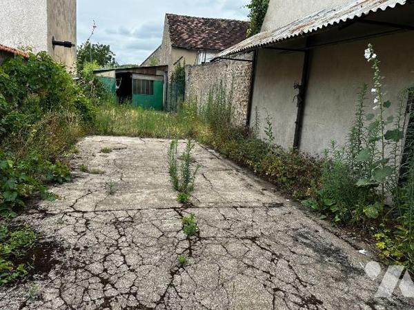 Proche gare garage sur 252 m² de terrain.