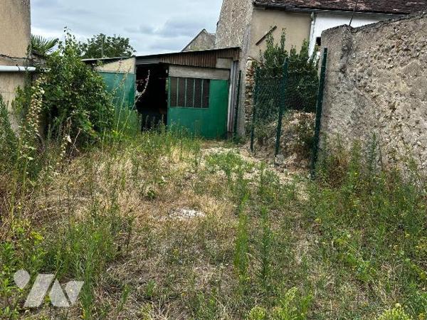 Proche gare garage sur 252 m² de terrain.