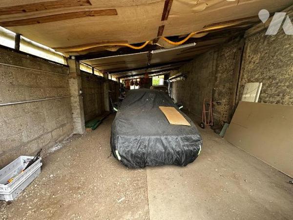 Proche gare garage sur 252 m² de terrain.