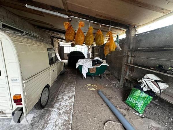 Proche gare garage sur 252 m² de terrain.