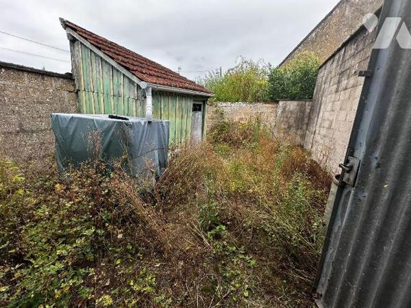 Proche gare garage sur 252 m² de terrain.