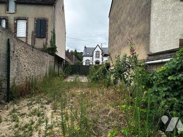 Proche gare garage sur 252 m² de terrain.