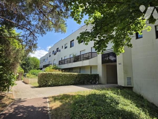 ECULLY. LE PARC DE BEAUVALLON. T4 + cave + jardin + parking extérieur.