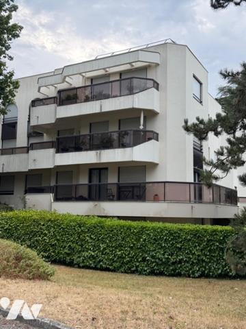 ECULLY. LE PARC DE BEAUVALLON. T4 + cave + jardin + parking extérieur.