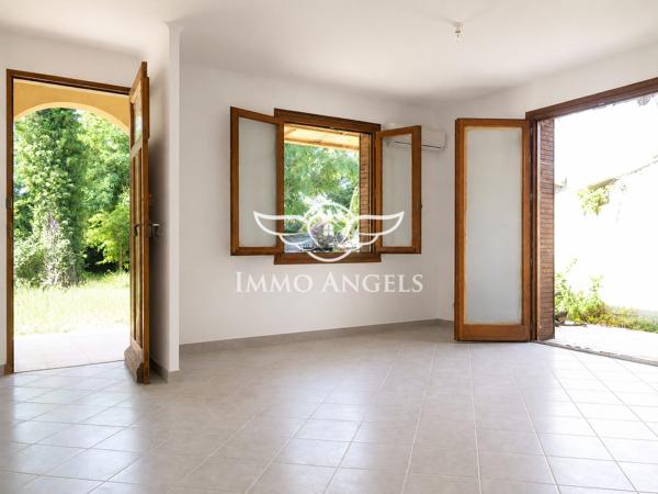 Maison individuelle semi plain-pied – 2 chambres, bureau et jardin de 798 m²