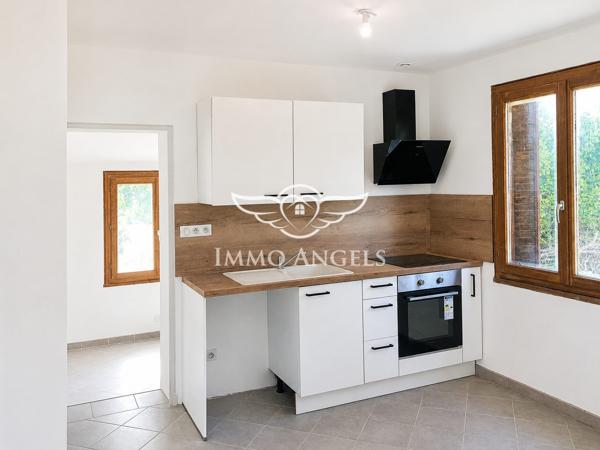 Maison individuelle semi plain-pied – 2 chambres, bureau et jardin de 798 m²