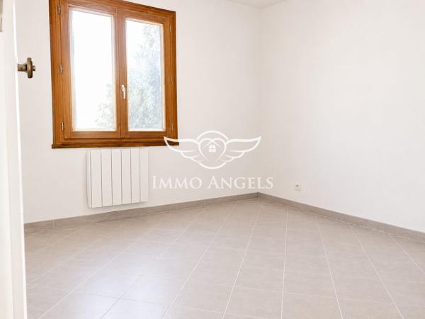 Maison individuelle semi plain-pied – 2 chambres, bureau et jardin de 798 m²