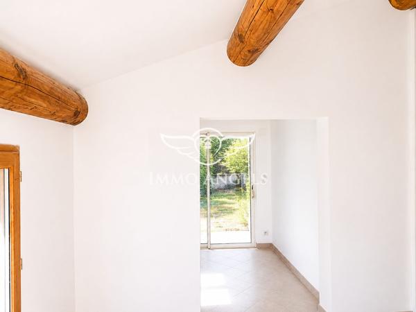 Maison individuelle semi plain-pied – 2 chambres, bureau et jardin de 798 m²