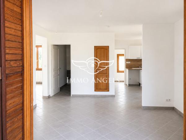 Maison individuelle semi plain-pied – 2 chambres, bureau et jardin de 798 m²