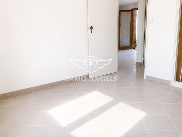 Maison individuelle semi plain-pied – 2 chambres, bureau et jardin de 798 m²