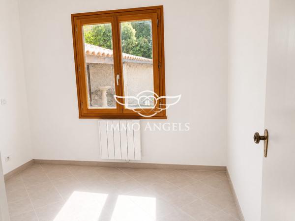 Maison individuelle semi plain-pied – 2 chambres, bureau et jardin de 798 m²