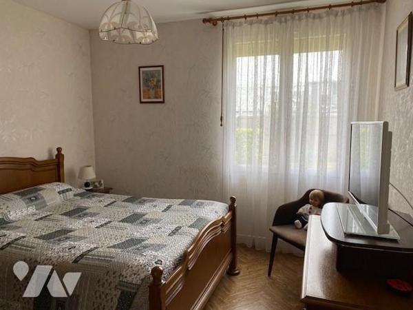 Maison de plain pied de 5 pièces principales avec jardin et garage