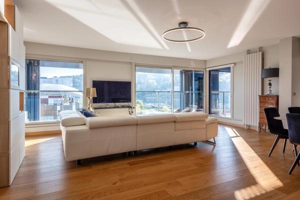 Lyon 2 - Confluence - Appartement de 123 m² au 5 ème étage avec deux terrasses - 3 Chambres
