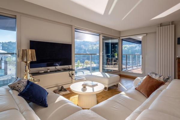 Lyon 2 - Confluence - Appartement de 123 m² au 5 ème étage avec deux terrasses - 3 Chambres