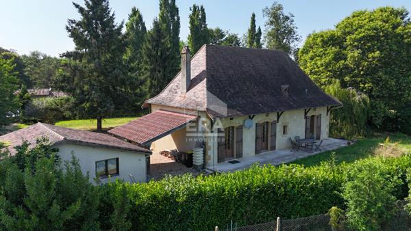 A 4km des commodités, Charmante Périgourdine avec diverses dépendances, une piscine et un agréable jardin arboré autour.