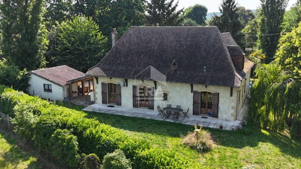 A 4km des commodités, Charmante Périgourdine avec diverses dépendances, une piscine et un agréable jardin arboré autour.