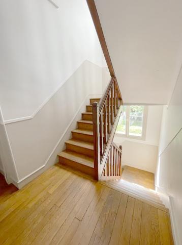 Viroflay (78220) SECTEUR VIROFLAY ARCADES - BOX INCLUS - 2 pièces de 38 m² - CHARME de l'ANCIEN et au CALME - REFAIT A NE