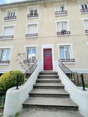 Viroflay (78220) SECTEUR VIROFLAY ARCADES - BOX INCLUS - 2 pièces de 38 m² - CHARME de l'ANCIEN et au CALME - REFAIT A NE