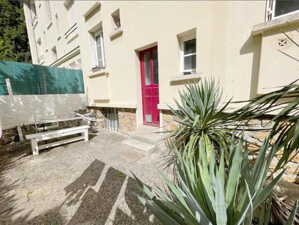 Viroflay (78220) SECTEUR VIROFLAY ARCADES - BOX INCLUS - 2 pièces de 38 m² - CHARME de l'ANCIEN et au CALME - REFAIT A NE