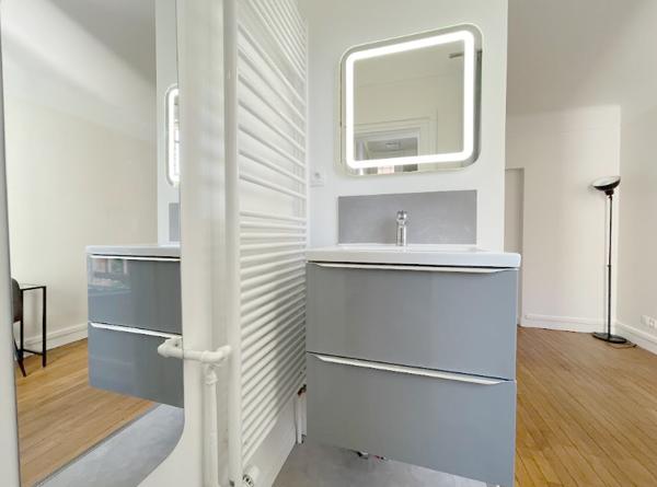 Viroflay (78220) SECTEUR VIROFLAY ARCADES - BOX INCLUS - 2 pièces de 38 m² - CHARME de l'ANCIEN et au CALME - REFAIT A NE