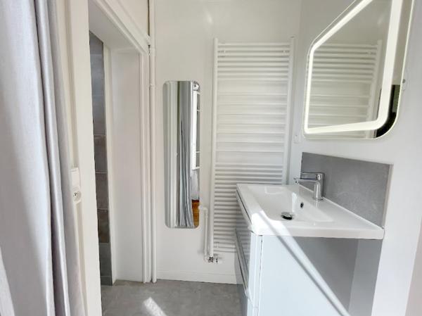 Viroflay (78220) SECTEUR VIROFLAY ARCADES - BOX INCLUS - 2 pièces de 38 m² - CHARME de l'ANCIEN et au CALME - REFAIT A NE