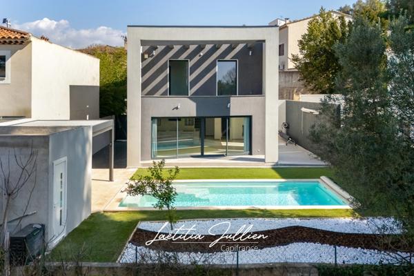 Eoures (13011) – Maison d’architecte contemporaine T4 de 114 m² – Piscine chauffée – Terrain clos 400 m² – Vue dégagée – Prestations haut de gamme