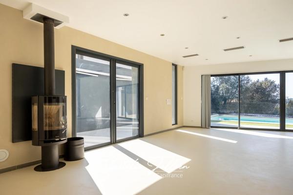 Eoures (13011) – Maison d’architecte contemporaine T4 de 114 m² – Piscine chauffée – Terrain clos 400 m² – Vue dégagée – Prestations haut de gamme