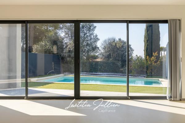 Eoures (13011) – Maison d’architecte contemporaine T4 de 114 m² – Piscine chauffée – Terrain clos 400 m² – Vue dégagée – Prestations haut de gamme