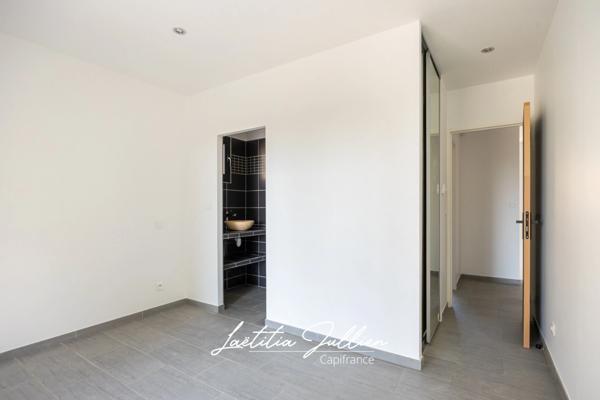 Eoures (13011) – Maison d’architecte contemporaine T4 de 114 m² – Piscine chauffée – Terrain clos 400 m² – Vue dégagée – Prestations haut de gamme