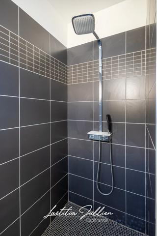 Eoures (13011) – Maison d’architecte contemporaine T4 de 114 m² – Piscine chauffée – Terrain clos 400 m² – Vue dégagée – Prestations haut de gamme