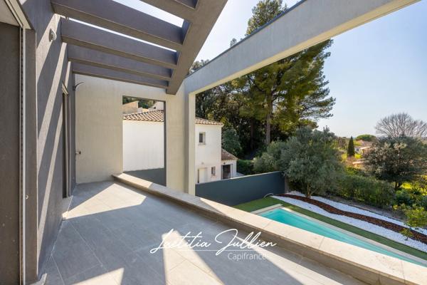 Eoures (13011) – Maison d’architecte contemporaine T4 de 114 m² – Piscine chauffée – Terrain clos 400 m² – Vue dégagée – Prestations haut de gamme