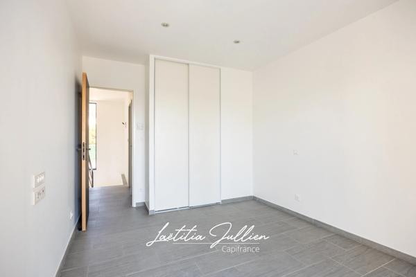 Eoures (13011) – Maison d’architecte contemporaine T4 de 114 m² – Piscine chauffée – Terrain clos 400 m² – Vue dégagée – Prestations haut de gamme