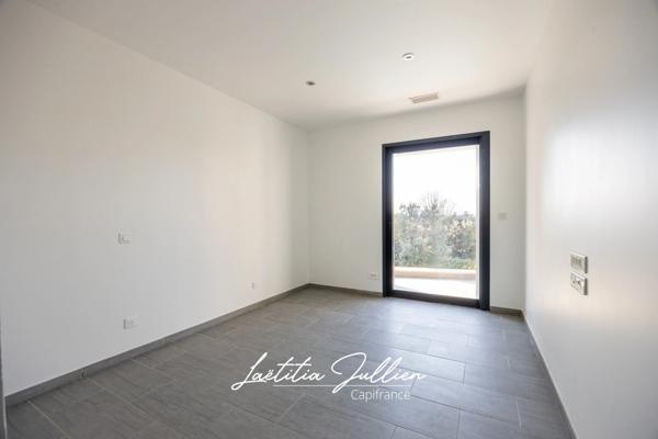 Eoures (13011) – Maison d’architecte contemporaine T4 de 114 m² – Piscine chauffée – Terrain clos 400 m² – Vue dégagée – Prestations haut de gamme