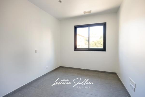 Eoures (13011) – Maison d’architecte contemporaine T4 de 114 m² – Piscine chauffée – Terrain clos 400 m² – Vue dégagée – Prestations haut de gamme