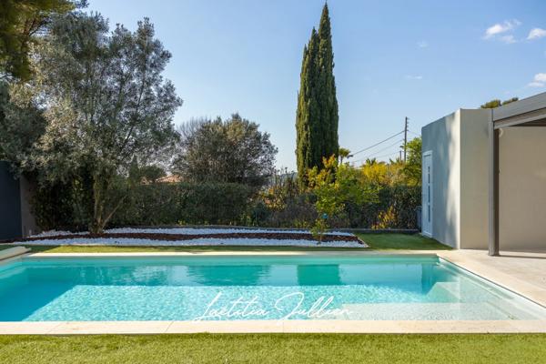 Eoures (13011) – Maison d’architecte contemporaine T4 de 114 m² – Piscine chauffée – Terrain clos 400 m² – Vue dégagée – Prestations haut de gamme
