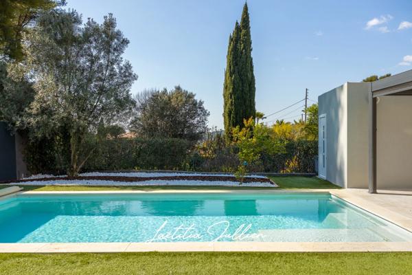Eoures (13011) – Maison d’architecte contemporaine T4 de 114 m² – Piscine chauffée – Terrain clos 400 m² – Vue dégagée – Prestations haut de gamme