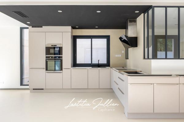 Eoures (13011) – Maison d’architecte contemporaine T4 de 114 m² – Piscine chauffée – Terrain clos 400 m² – Vue dégagée – Prestations haut de gamme
