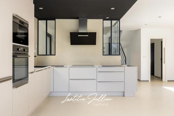 Eoures (13011) – Maison d’architecte contemporaine T4 de 114 m² – Piscine chauffée – Terrain clos 400 m² – Vue dégagée – Prestations haut de gamme
