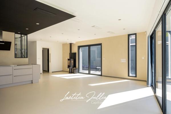 Eoures (13011) – Maison d’architecte contemporaine T4 de 114 m² – Piscine chauffée – Terrain clos 400 m² – Vue dégagée – Prestations haut de gamme