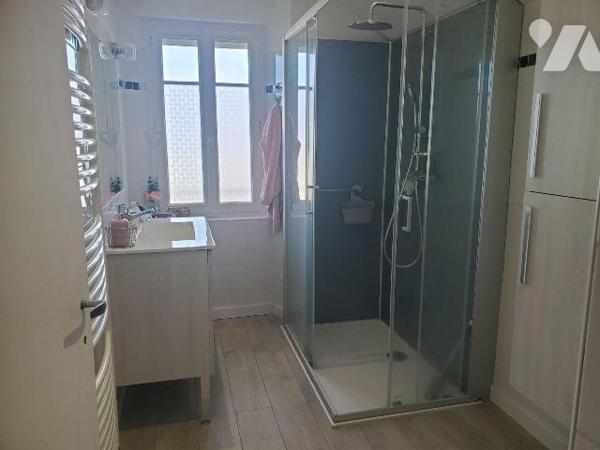 Maison à Vendre à Guéret (23000) en Creuse (23) comprenant :
- Au sous-sol : double garage, bu...