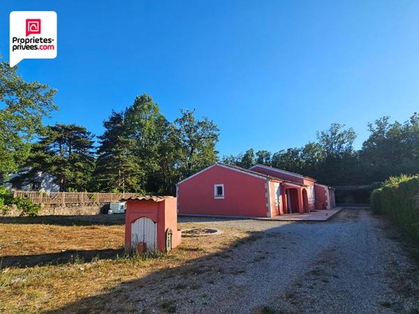 MAISON DE PLAIN PIED AVEC DOUBLE ABRI VOITURE ET JARDIN PLAT ET CLOS DE 1500 M2
