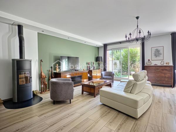 Venez découvrir cette belle maison familiale de 195 m² habitables, édifiée sur un terrain de 339 m², idéalement située en plein centre de Carrières-sur-Seine, à seulement 1 minute à pied des commerces et 5 minutes des écoles.

Dès l’entrée, un espace de rangement vous accueille avant de découvrir une belle pièce de vie lumineuse de 54 m², exposée sud-ouest. Elle se compose d’un séjour double chaleureux avec poêle à bois et d’une cuisine ouverte aménagée et équipée. L’ensemble bénéficie d’un accès direct à la terrasse et au jardin, idéal pour profiter pleinement des beaux jours.

Les amoureux du jardinage apprécieront la serre aménagée, située à proximité de la cuisine, permettant de cultiver facilement ses propres légumes. 

Sur ce même niveau, vous trouverez également une chambre, un espace buanderie pouvant être aménagé en salle d’eau ainsi qu’un WC indépendant.

Un majestueux escalier vous mène à l’étage, composé d’une belle suite parentale avec rangements et sa propre salle de bains, de deux chambres de belle taille d’environ 18 m² avec rangements, ainsi que d’une quatrième chambre bénéficiant de son propre balcon. Une salle de bains avec WC et un WC indépendant complètent ce niveau.

Le deuxième étage ouvre sur une agréable mezzanine, parfaite pour aménager un espace détente/sport ou un bureau, ainsi qu’une sixième grande chambre.

Côté confort, la maison bénéficie d’un bon DPE et d’un chauffage à accumulation, complété par le poêle à bois dans la pièce de vie.

Côté stationnement, la maison dispose d’un double garage et offre également la possibilité de stationner deux véhicules devant celui-ci.

Une maison familiale généreuse, lumineuse et pleine de potentiel, bénéficiant d’un emplacement privilégié en plein cœur de ville.

Une maison qui n’attend plus que vous pour écrire une nouvelle histoire…