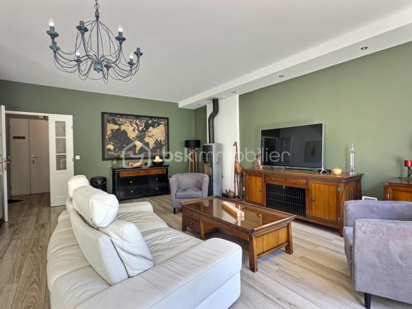 Venez découvrir cette belle maison familiale de 195 m² habitables, édifiée sur un terrain de 339 m², idéalement située en plein centre de Carrières-sur-Seine, à seulement 1 minute à pied des commerces et 5 minutes des écoles.

Dès l’entrée, un espace de rangement vous accueille avant de découvrir une belle pièce de vie lumineuse de 54 m², exposée sud-ouest. Elle se compose d’un séjour double chaleureux avec poêle à bois et d’une cuisine ouverte aménagée et équipée. L’ensemble bénéficie d’un accès direct à la terrasse et au jardin, idéal pour profiter pleinement des beaux jours.

Les amoureux du jardinage apprécieront la serre aménagée, située à proximité de la cuisine, permettant de cultiver facilement ses propres légumes. 

Sur ce même niveau, vous trouverez également une chambre, un espace buanderie pouvant être aménagé en salle d’eau ainsi qu’un WC indépendant.

Un majestueux escalier vous mène à l’étage, composé d’une belle suite parentale avec rangements et sa propre salle de bains, de deux chambres de belle taille d’environ 18 m² avec rangements, ainsi que d’une quatrième chambre bénéficiant de son propre balcon. Une salle de bains avec WC et un WC indépendant complètent ce niveau.

Le deuxième étage ouvre sur une agréable mezzanine, parfaite pour aménager un espace détente/sport ou un bureau, ainsi qu’une sixième grande chambre.

Côté confort, la maison bénéficie d’un bon DPE et d’un chauffage à accumulation, complété par le poêle à bois dans la pièce de vie.

Côté stationnement, la maison dispose d’un double garage et offre également la possibilité de stationner deux véhicules devant celui-ci.

Une maison familiale généreuse, lumineuse et pleine de potentiel, bénéficiant d’un emplacement privilégié en plein cœur de ville.

Une maison qui n’attend plus que vous pour écrire une nouvelle histoire…