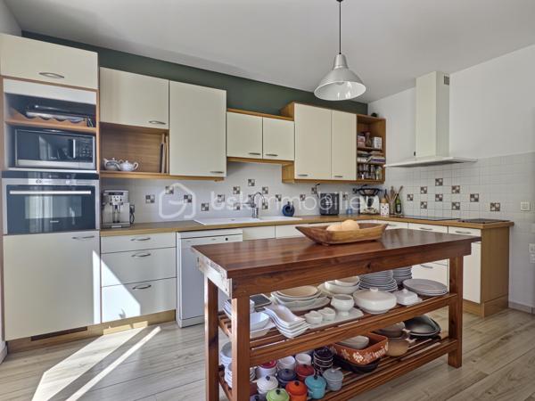 Venez découvrir cette belle maison familiale de 195 m² habitables, édifiée sur un terrain de 339 m², idéalement située en plein centre de Carrières-sur-Seine, à seulement 1 minute à pied des commerces et 5 minutes des écoles.

Dès l’entrée, un espace de rangement vous accueille avant de découvrir une belle pièce de vie lumineuse de 54 m², exposée sud-ouest. Elle se compose d’un séjour double chaleureux avec poêle à bois et d’une cuisine ouverte aménagée et équipée. L’ensemble bénéficie d’un accès direct à la terrasse et au jardin, idéal pour profiter pleinement des beaux jours.

Les amoureux du jardinage apprécieront la serre aménagée, située à proximité de la cuisine, permettant de cultiver facilement ses propres légumes. 

Sur ce même niveau, vous trouverez également une chambre, un espace buanderie pouvant être aménagé en salle d’eau ainsi qu’un WC indépendant.

Un majestueux escalier vous mène à l’étage, composé d’une belle suite parentale avec rangements et sa propre salle de bains, de deux chambres de belle taille d’environ 18 m² avec rangements, ainsi que d’une quatrième chambre bénéficiant de son propre balcon. Une salle de bains avec WC et un WC indépendant complètent ce niveau.

Le deuxième étage ouvre sur une agréable mezzanine, parfaite pour aménager un espace détente/sport ou un bureau, ainsi qu’une sixième grande chambre.

Côté confort, la maison bénéficie d’un bon DPE et d’un chauffage à accumulation, complété par le poêle à bois dans la pièce de vie.

Côté stationnement, la maison dispose d’un double garage et offre également la possibilité de stationner deux véhicules devant celui-ci.

Une maison familiale généreuse, lumineuse et pleine de potentiel, bénéficiant d’un emplacement privilégié en plein cœur de ville.

Une maison qui n’attend plus que vous pour écrire une nouvelle histoire…