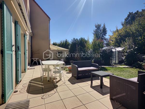 Venez découvrir cette belle maison familiale de 195 m² habitables, édifiée sur un terrain de 339 m², idéalement située en plein centre de Carrières-sur-Seine, à seulement 1 minute à pied des commerces et 5 minutes des écoles.

Dès l’entrée, un espace de rangement vous accueille avant de découvrir une belle pièce de vie lumineuse de 54 m², exposée sud-ouest. Elle se compose d’un séjour double chaleureux avec poêle à bois et d’une cuisine ouverte aménagée et équipée. L’ensemble bénéficie d’un accès direct à la terrasse et au jardin, idéal pour profiter pleinement des beaux jours.

Les amoureux du jardinage apprécieront la serre aménagée, située à proximité de la cuisine, permettant de cultiver facilement ses propres légumes. 

Sur ce même niveau, vous trouverez également une chambre, un espace buanderie pouvant être aménagé en salle d’eau ainsi qu’un WC indépendant.

Un majestueux escalier vous mène à l’étage, composé d’une belle suite parentale avec rangements et sa propre salle de bains, de deux chambres de belle taille d’environ 18 m² avec rangements, ainsi que d’une quatrième chambre bénéficiant de son propre balcon. Une salle de bains avec WC et un WC indépendant complètent ce niveau.

Le deuxième étage ouvre sur une agréable mezzanine, parfaite pour aménager un espace détente/sport ou un bureau, ainsi qu’une sixième grande chambre.

Côté confort, la maison bénéficie d’un bon DPE et d’un chauffage à accumulation, complété par le poêle à bois dans la pièce de vie.

Côté stationnement, la maison dispose d’un double garage et offre également la possibilité de stationner deux véhicules devant celui-ci.

Une maison familiale généreuse, lumineuse et pleine de potentiel, bénéficiant d’un emplacement privilégié en plein cœur de ville.

Une maison qui n’attend plus que vous pour écrire une nouvelle histoire…