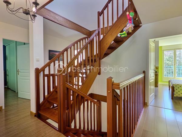 Venez découvrir cette belle maison familiale de 195 m² habitables, édifiée sur un terrain de 339 m², idéalement située en plein centre de Carrières-sur-Seine, à seulement 1 minute à pied des commerces et 5 minutes des écoles.

Dès l’entrée, un espace de rangement vous accueille avant de découvrir une belle pièce de vie lumineuse de 54 m², exposée sud-ouest. Elle se compose d’un séjour double chaleureux avec poêle à bois et d’une cuisine ouverte aménagée et équipée. L’ensemble bénéficie d’un accès direct à la terrasse et au jardin, idéal pour profiter pleinement des beaux jours.

Les amoureux du jardinage apprécieront la serre aménagée, située à proximité de la cuisine, permettant de cultiver facilement ses propres légumes. 

Sur ce même niveau, vous trouverez également une chambre, un espace buanderie pouvant être aménagé en salle d’eau ainsi qu’un WC indépendant.

Un majestueux escalier vous mène à l’étage, composé d’une belle suite parentale avec rangements et sa propre salle de bains, de deux chambres de belle taille d’environ 18 m² avec rangements, ainsi que d’une quatrième chambre bénéficiant de son propre balcon. Une salle de bains avec WC et un WC indépendant complètent ce niveau.

Le deuxième étage ouvre sur une agréable mezzanine, parfaite pour aménager un espace détente/sport ou un bureau, ainsi qu’une sixième grande chambre.

Côté confort, la maison bénéficie d’un bon DPE et d’un chauffage à accumulation, complété par le poêle à bois dans la pièce de vie.

Côté stationnement, la maison dispose d’un double garage et offre également la possibilité de stationner deux véhicules devant celui-ci.

Une maison familiale généreuse, lumineuse et pleine de potentiel, bénéficiant d’un emplacement privilégié en plein cœur de ville.

Une maison qui n’attend plus que vous pour écrire une nouvelle histoire…