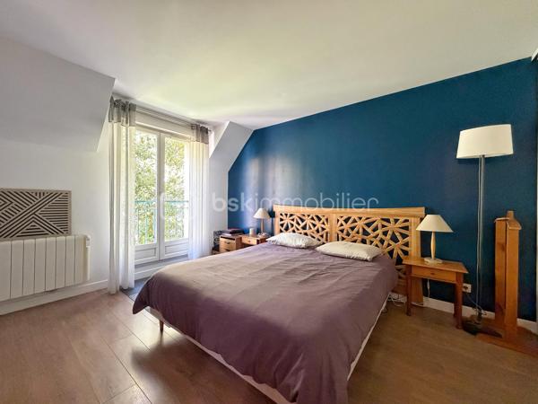Venez découvrir cette belle maison familiale de 195 m² habitables, édifiée sur un terrain de 339 m², idéalement située en plein centre de Carrières-sur-Seine, à seulement 1 minute à pied des commerces et 5 minutes des écoles.

Dès l’entrée, un espace de rangement vous accueille avant de découvrir une belle pièce de vie lumineuse de 54 m², exposée sud-ouest. Elle se compose d’un séjour double chaleureux avec poêle à bois et d’une cuisine ouverte aménagée et équipée. L’ensemble bénéficie d’un accès direct à la terrasse et au jardin, idéal pour profiter pleinement des beaux jours.

Les amoureux du jardinage apprécieront la serre aménagée, située à proximité de la cuisine, permettant de cultiver facilement ses propres légumes. 

Sur ce même niveau, vous trouverez également une chambre, un espace buanderie pouvant être aménagé en salle d’eau ainsi qu’un WC indépendant.

Un majestueux escalier vous mène à l’étage, composé d’une belle suite parentale avec rangements et sa propre salle de bains, de deux chambres de belle taille d’environ 18 m² avec rangements, ainsi que d’une quatrième chambre bénéficiant de son propre balcon. Une salle de bains avec WC et un WC indépendant complètent ce niveau.

Le deuxième étage ouvre sur une agréable mezzanine, parfaite pour aménager un espace détente/sport ou un bureau, ainsi qu’une sixième grande chambre.

Côté confort, la maison bénéficie d’un bon DPE et d’un chauffage à accumulation, complété par le poêle à bois dans la pièce de vie.

Côté stationnement, la maison dispose d’un double garage et offre également la possibilité de stationner deux véhicules devant celui-ci.

Une maison familiale généreuse, lumineuse et pleine de potentiel, bénéficiant d’un emplacement privilégié en plein cœur de ville.

Une maison qui n’attend plus que vous pour écrire une nouvelle histoire…
