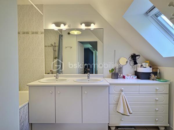 Venez découvrir cette belle maison familiale de 195 m² habitables, édifiée sur un terrain de 339 m², idéalement située en plein centre de Carrières-sur-Seine, à seulement 1 minute à pied des commerces et 5 minutes des écoles.

Dès l’entrée, un espace de rangement vous accueille avant de découvrir une belle pièce de vie lumineuse de 54 m², exposée sud-ouest. Elle se compose d’un séjour double chaleureux avec poêle à bois et d’une cuisine ouverte aménagée et équipée. L’ensemble bénéficie d’un accès direct à la terrasse et au jardin, idéal pour profiter pleinement des beaux jours.

Les amoureux du jardinage apprécieront la serre aménagée, située à proximité de la cuisine, permettant de cultiver facilement ses propres légumes. 

Sur ce même niveau, vous trouverez également une chambre, un espace buanderie pouvant être aménagé en salle d’eau ainsi qu’un WC indépendant.

Un majestueux escalier vous mène à l’étage, composé d’une belle suite parentale avec rangements et sa propre salle de bains, de deux chambres de belle taille d’environ 18 m² avec rangements, ainsi que d’une quatrième chambre bénéficiant de son propre balcon. Une salle de bains avec WC et un WC indépendant complètent ce niveau.

Le deuxième étage ouvre sur une agréable mezzanine, parfaite pour aménager un espace détente/sport ou un bureau, ainsi qu’une sixième grande chambre.

Côté confort, la maison bénéficie d’un bon DPE et d’un chauffage à accumulation, complété par le poêle à bois dans la pièce de vie.

Côté stationnement, la maison dispose d’un double garage et offre également la possibilité de stationner deux véhicules devant celui-ci.

Une maison familiale généreuse, lumineuse et pleine de potentiel, bénéficiant d’un emplacement privilégié en plein cœur de ville.

Une maison qui n’attend plus que vous pour écrire une nouvelle histoire…